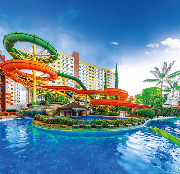 Toboáguas e piscina de um parque aquático WAM Parks