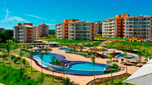 Piscina de borda infinita do Ilhas do Lago Eco Resort