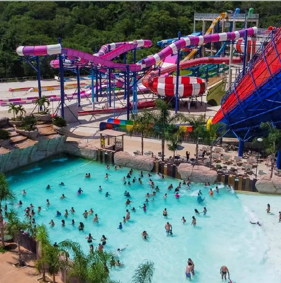 Piscina de ondas aquecida cheia de visitantes