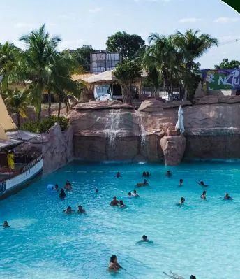 Piscina com cascata do Náutico Praia Clube