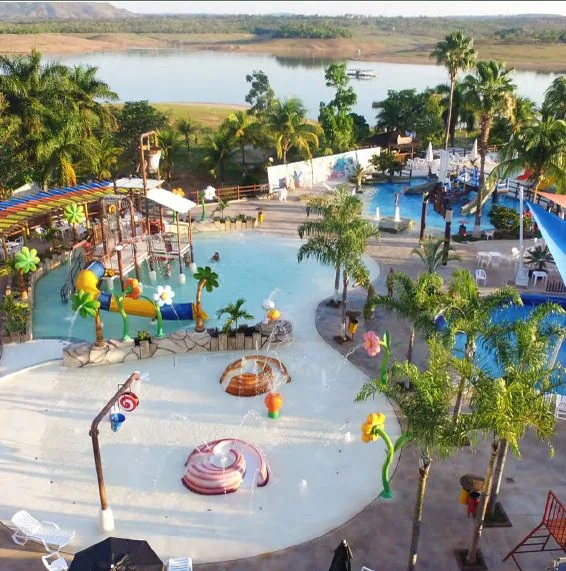 Área infantil com toboáguas coloridos e o lago ao fundo