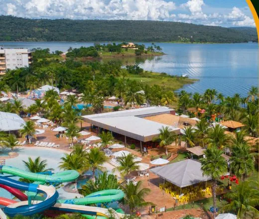 Vista aérea do Náutico Praia Clube com o Lago Corumbá ao fundo
