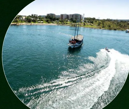 Escuna navegando no Lago Corumbá