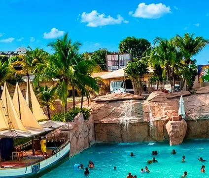 Piscina com cascata no Náutico Praia Clube