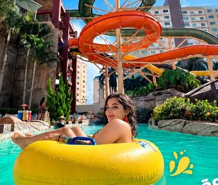 Visitante na boia do Water Park