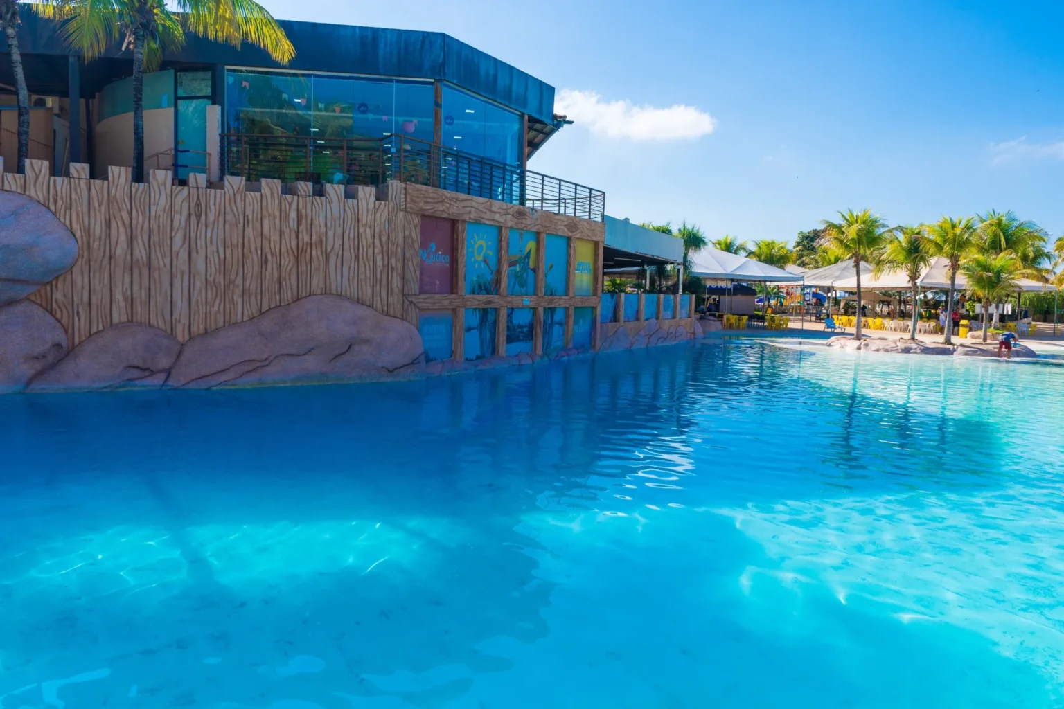 Náutico Praia Clube — piscina de ondas e vista do Lago Corumbá